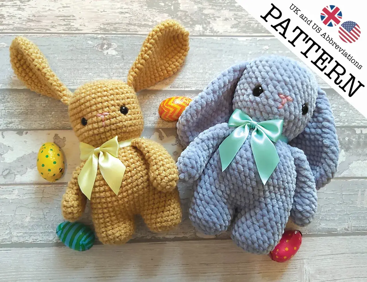 Due coniglietti amigurumi, uno color miele e uno azzurro, con fiocchi e uova di Pasqua.