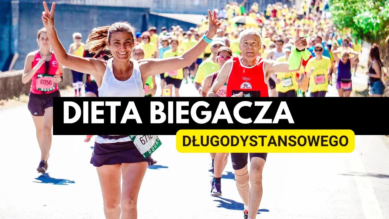 Uśmiechnięci biegacze na trasie maratonu. Klucz do sukcesu? Dieta biegacza długodystansowego.