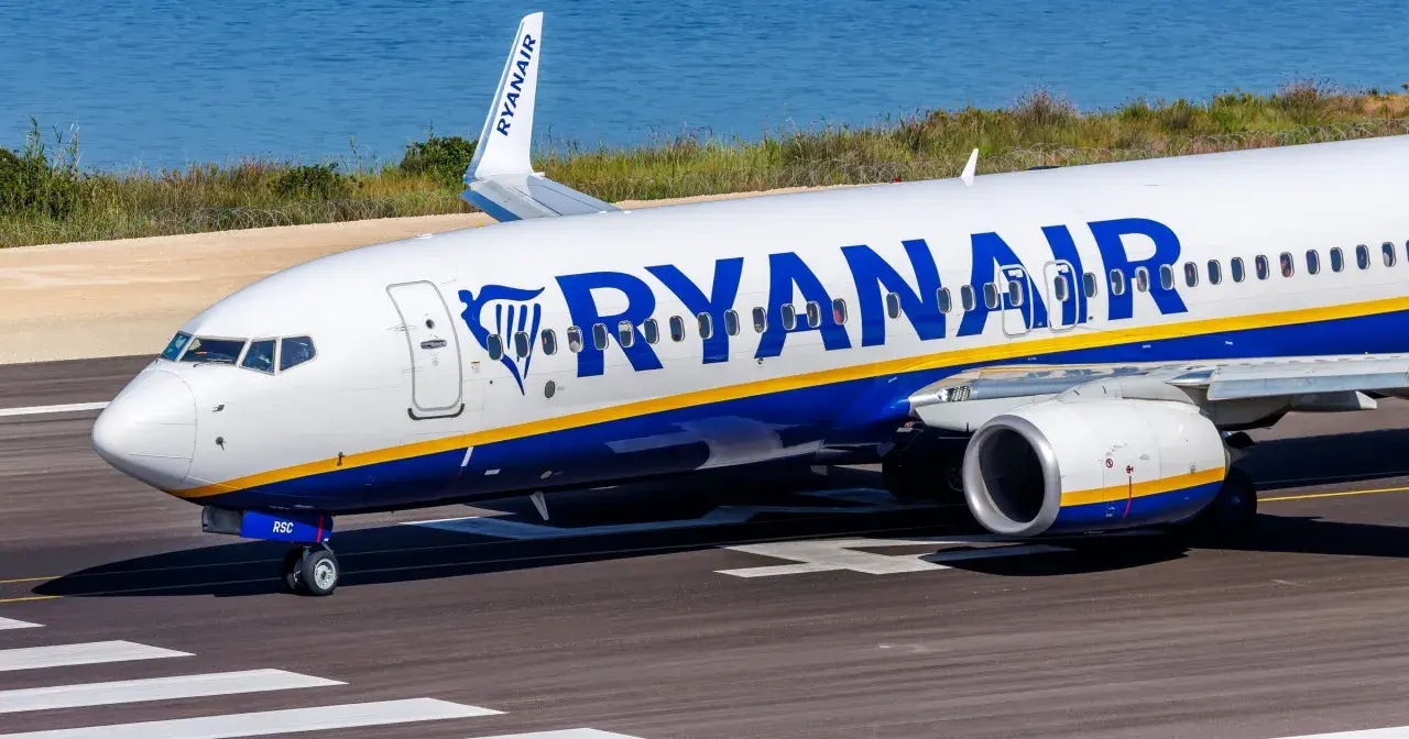 Samolot Ryanair, irlandzkie linie lotnicze, kołuje po pasie startowym.