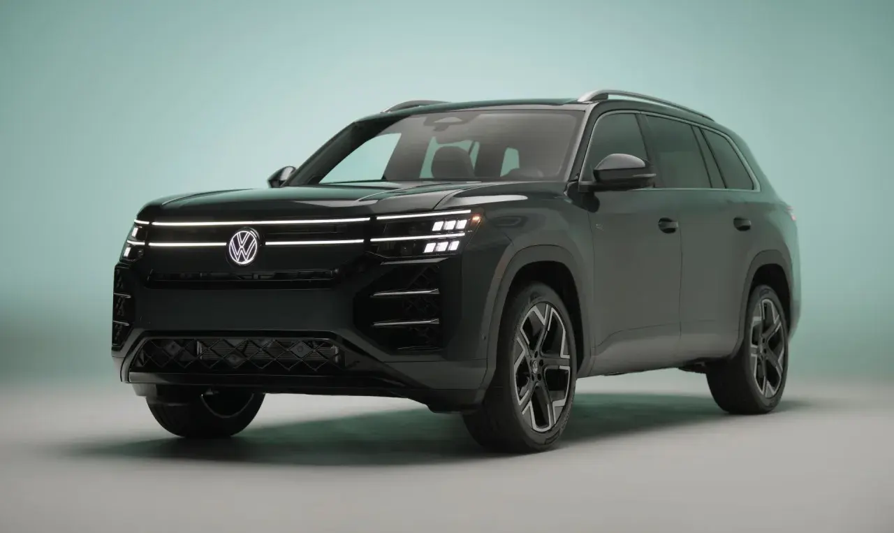 Nowy, ciemny Volkswagen Atlas z nowoczesnymi światłami LED i charakterystycznym grillem.