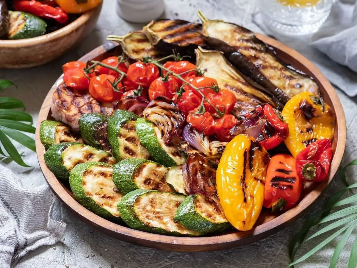 Una colorida parrillada de verduras: calabacines, berenjenas, pimientos y tomates cherry asados a la perfección.