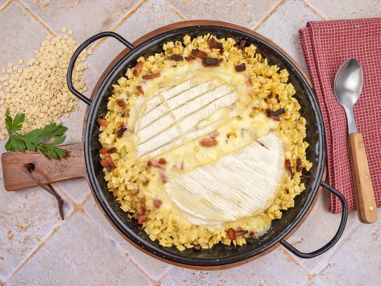 Une délicieuse crozet tartiflette, gratinée au fromage, avec des lardons et des crozets, prête à être dégustée.