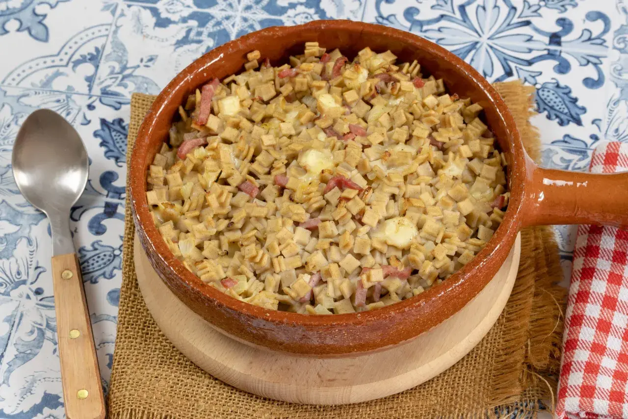Un plat de croziflette gratinée, avec des lardons et du fromage fondant, prêt à être dégusté.