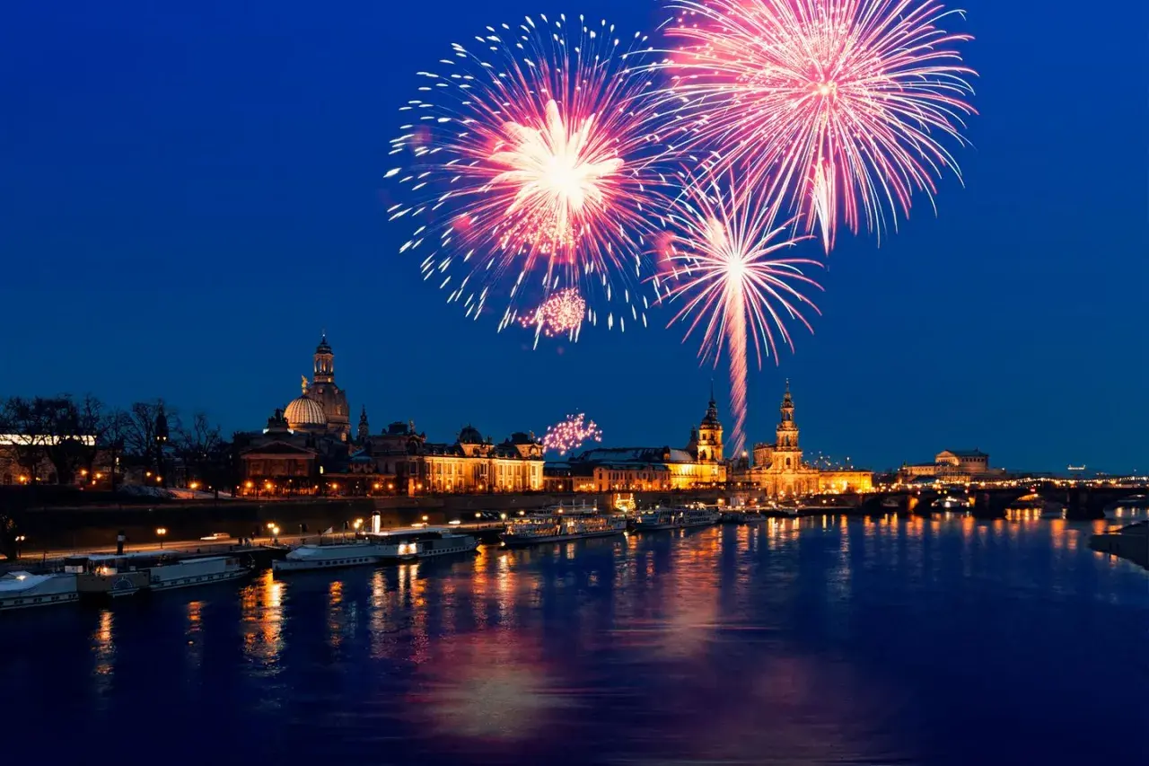 Feuerwerk über Dresden, ein magischer Silvester in Deutschland. Die Elbe spiegelt die Lichter der Stadt und den Himmel voller Farben.
