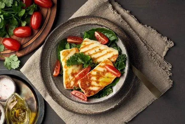 Jak jeść ser halloumi? Smaczne przepisy i praktyczne porady