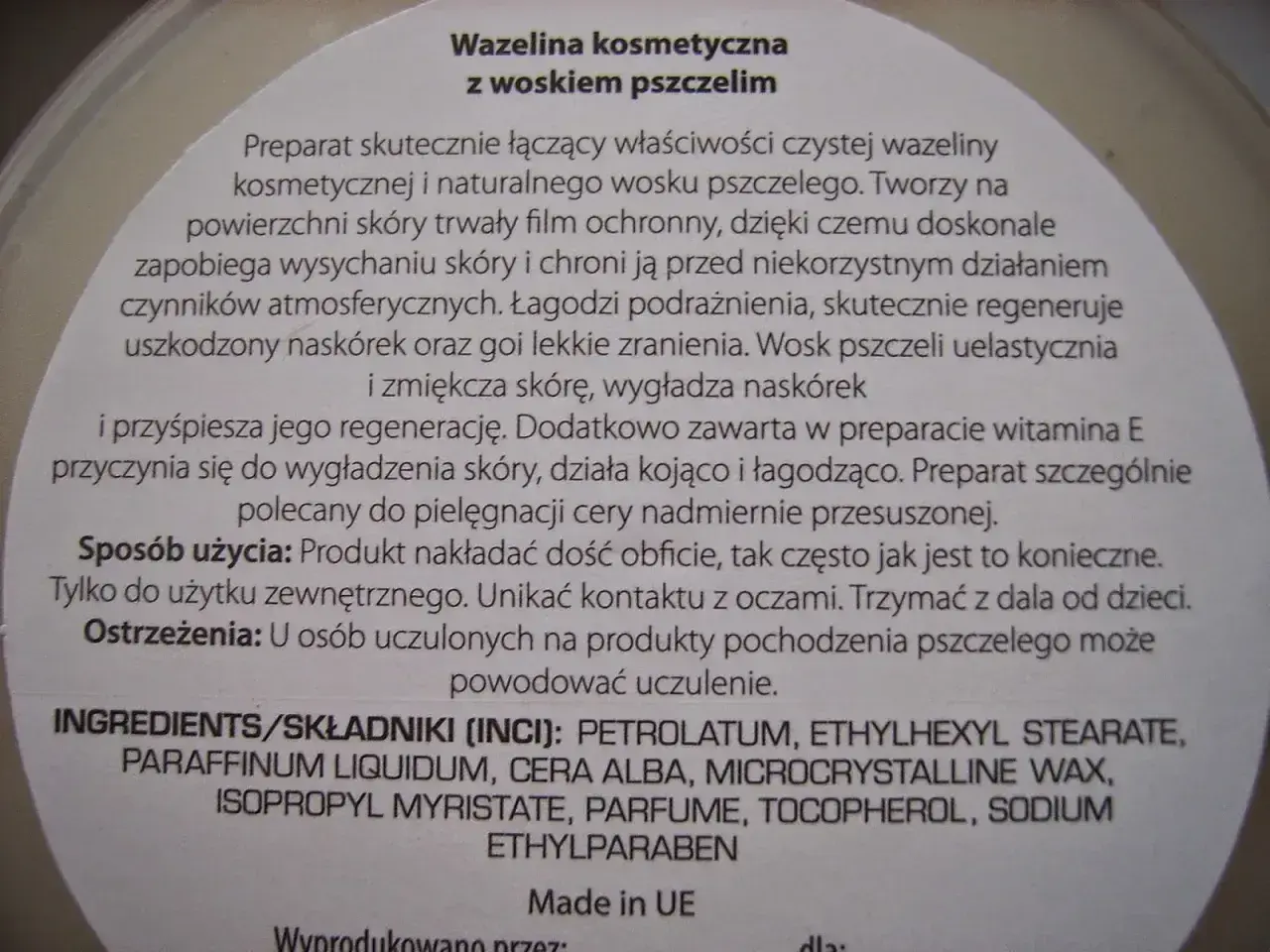 Petrolatum co to? Składnik kosmetyku z woskiem pszczelim, tworzy film ochronny, nawilża i regeneruje skórę.
