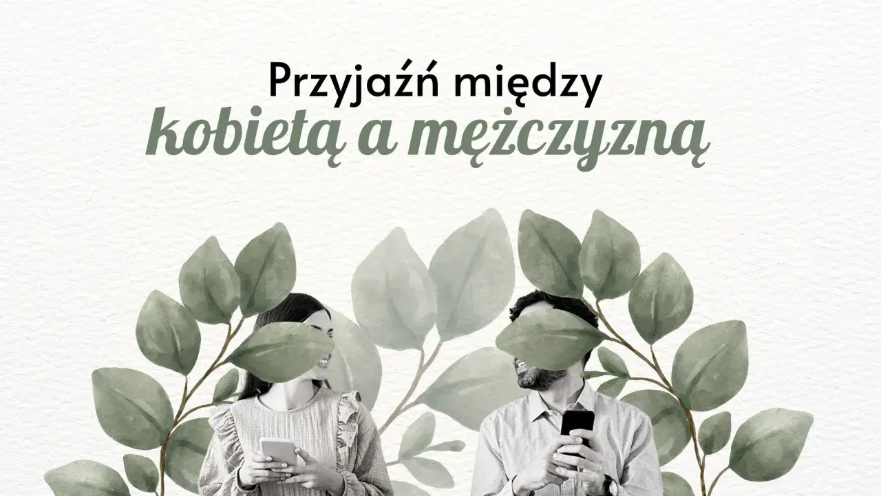 Uśmiechnięci młodzi ludzie, kobieta i mężczyzna, patrzą na siebie, trzymając telefony. Ich przyjaźń damsko męska kwitnie wśród liści.
