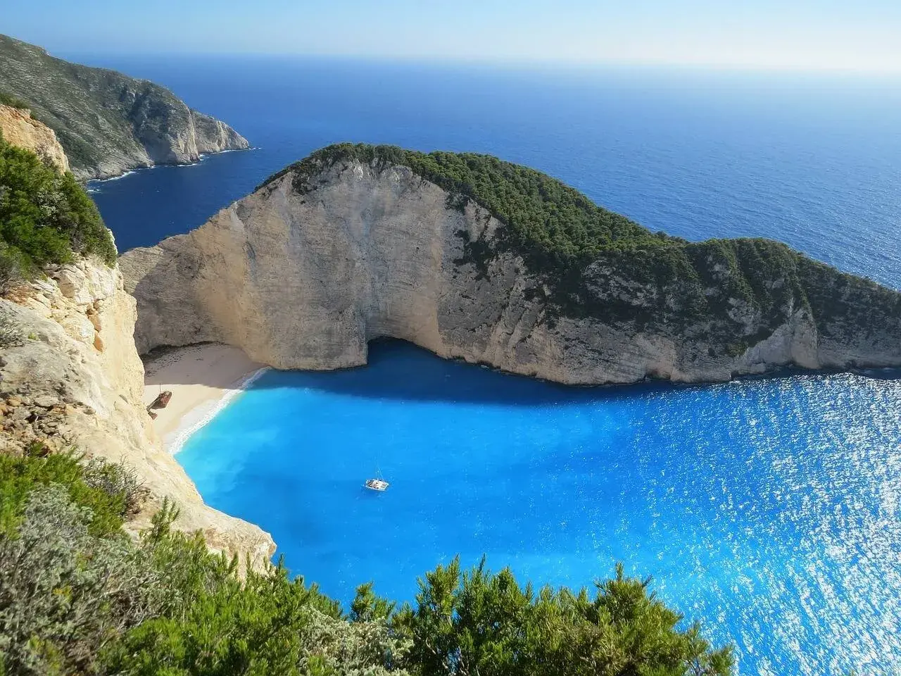 Navagio Beach, Zakynthos – jeden z najpiękniejszych walorów turystycznych Grecji. Turkusowa woda, biały piasek i klify tworzą rajski krajobraz.