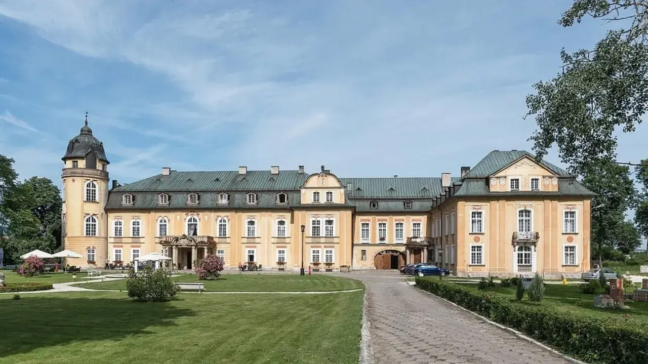 Imponujący pałac w Żelaźnie z wieżą i rozległym ogrodem.