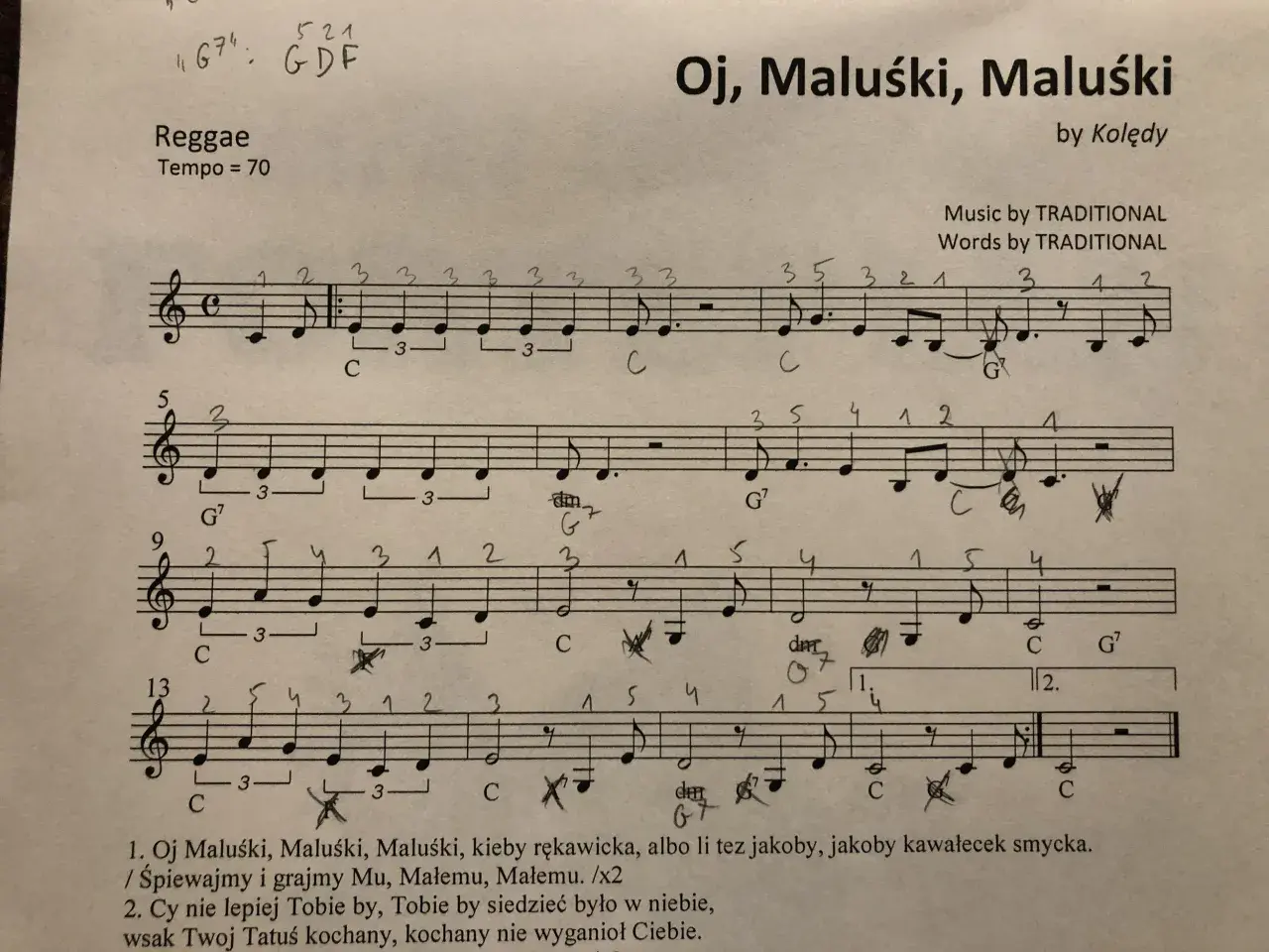 Fragment partytury z zapisanymi nutami, akordami i palcowaniem, z tytułem "Oj, Maluśki, Maluśki".