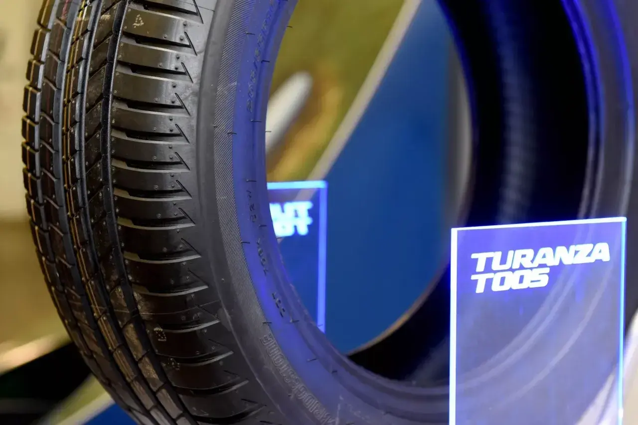 Nära bild på ett Bridgestone Turanza T005-däck, redo för test.