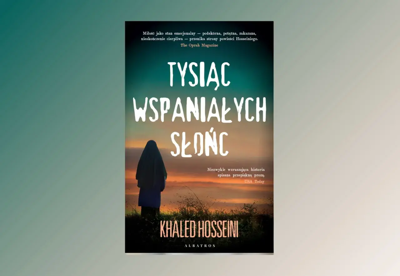 Okładka książki "Tysiąc wspaniałych słońc" z postacią w hidżabie na tle zachodzącego słońca.