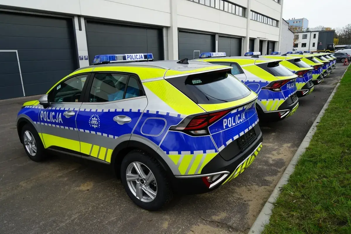 Nowe radiowozy z napisem POLICJA czekają na pra rejestracja. Błyszczące, nowoczesne pojazdy gotowe do służby.
