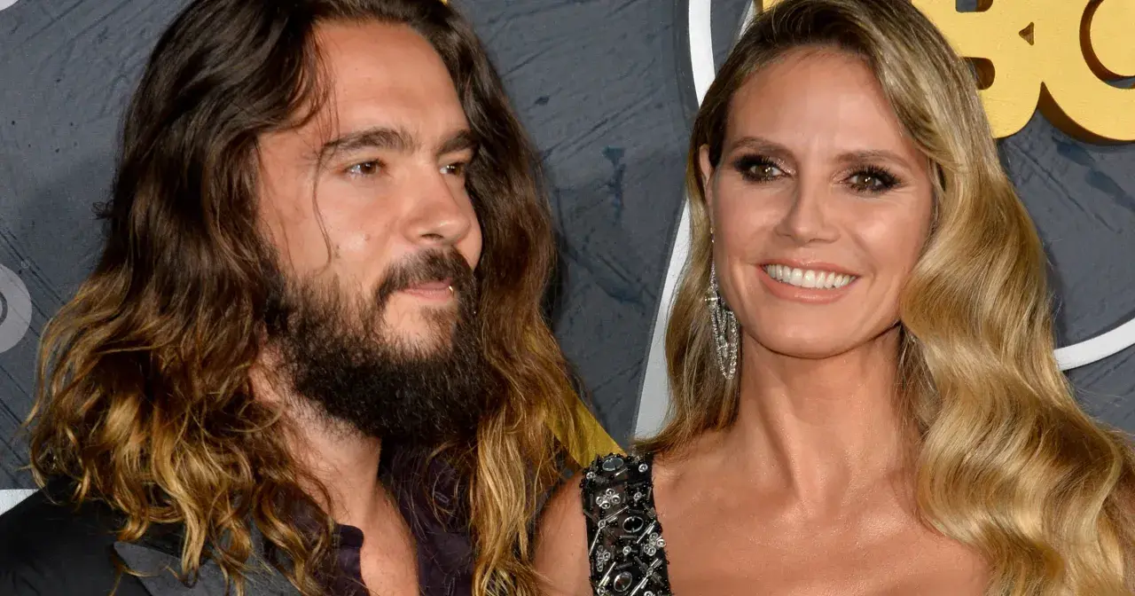 Heidi Klum i Tom Kaulitz uśmiechają się do obiektywu.