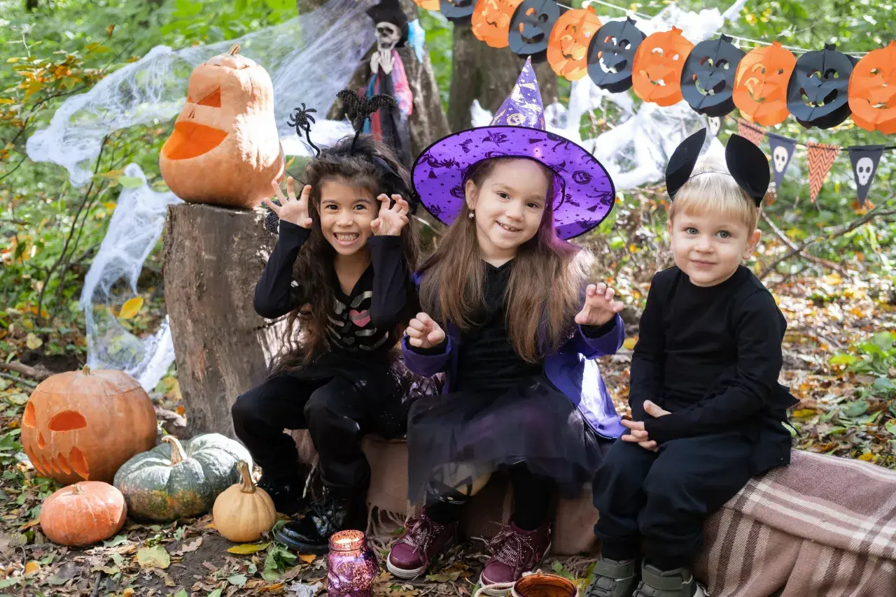 Niños disfrazados de esqueleto, bruja y ratón, listos para pedir dulces. ¡Así se divierten porque se disfrazan en Halloween!