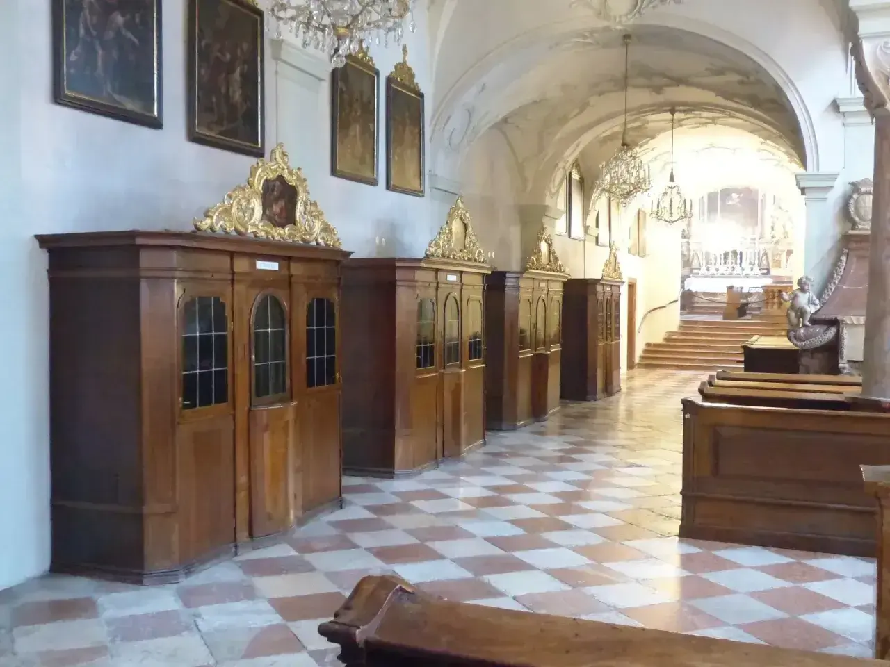 Rzędy konfesjonałów w kościele. Kiedy spowiedź generalna jest nieważna, te drewniane budki mogą stać puste.
