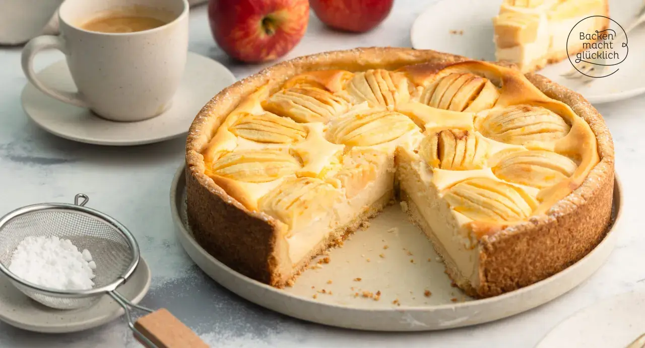 Ein köstlicher Apfel Quark Kuchen mit einer cremigen Füllung und saftigen Apfelscheiben, bereit zum Genießen.