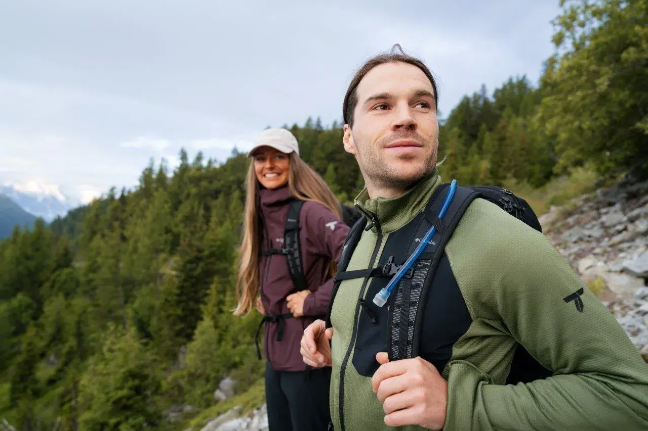 Para, co to jest hiking? Para w górach, gotowa na przygodę.