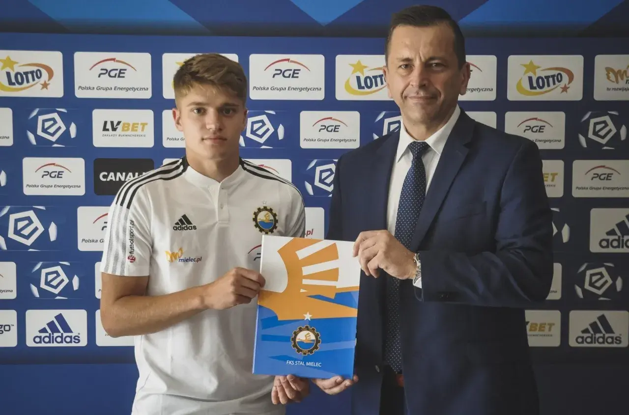 Młody piłkarz w stroju Stali Mielec z klubowym folderem. To kolejny z transferów FKS Stal Mielec.