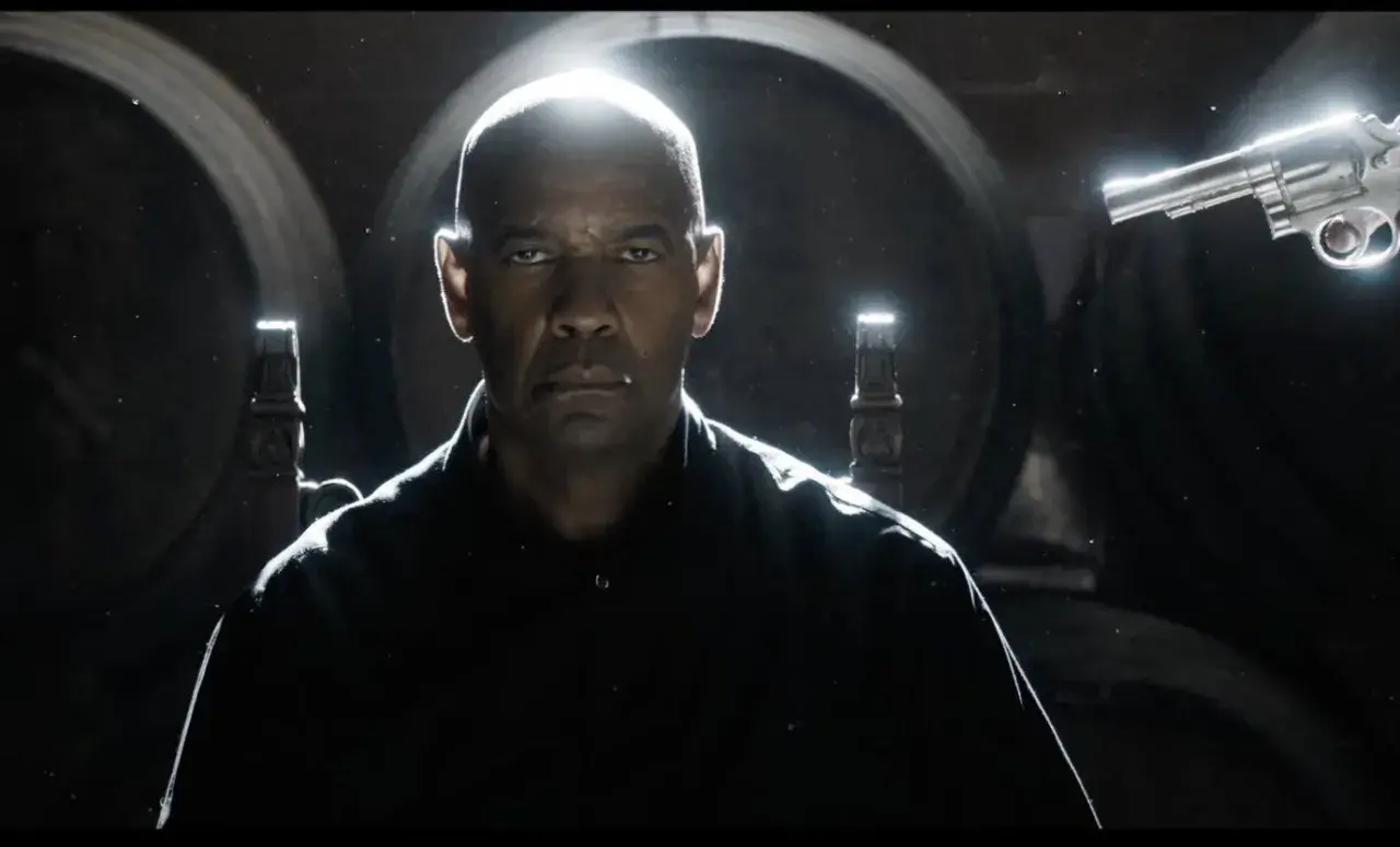 Denzel Washington w filmie "Bez litości 4" z rewolwerem w dłoni, gotowy do akcji.