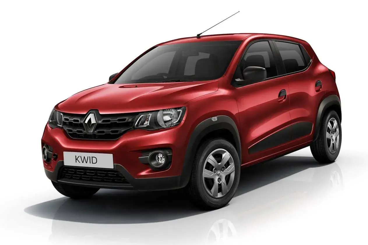 Czerwony Renault Kwid z czarnymi dodatkami, gotowy na miejskie przygody.