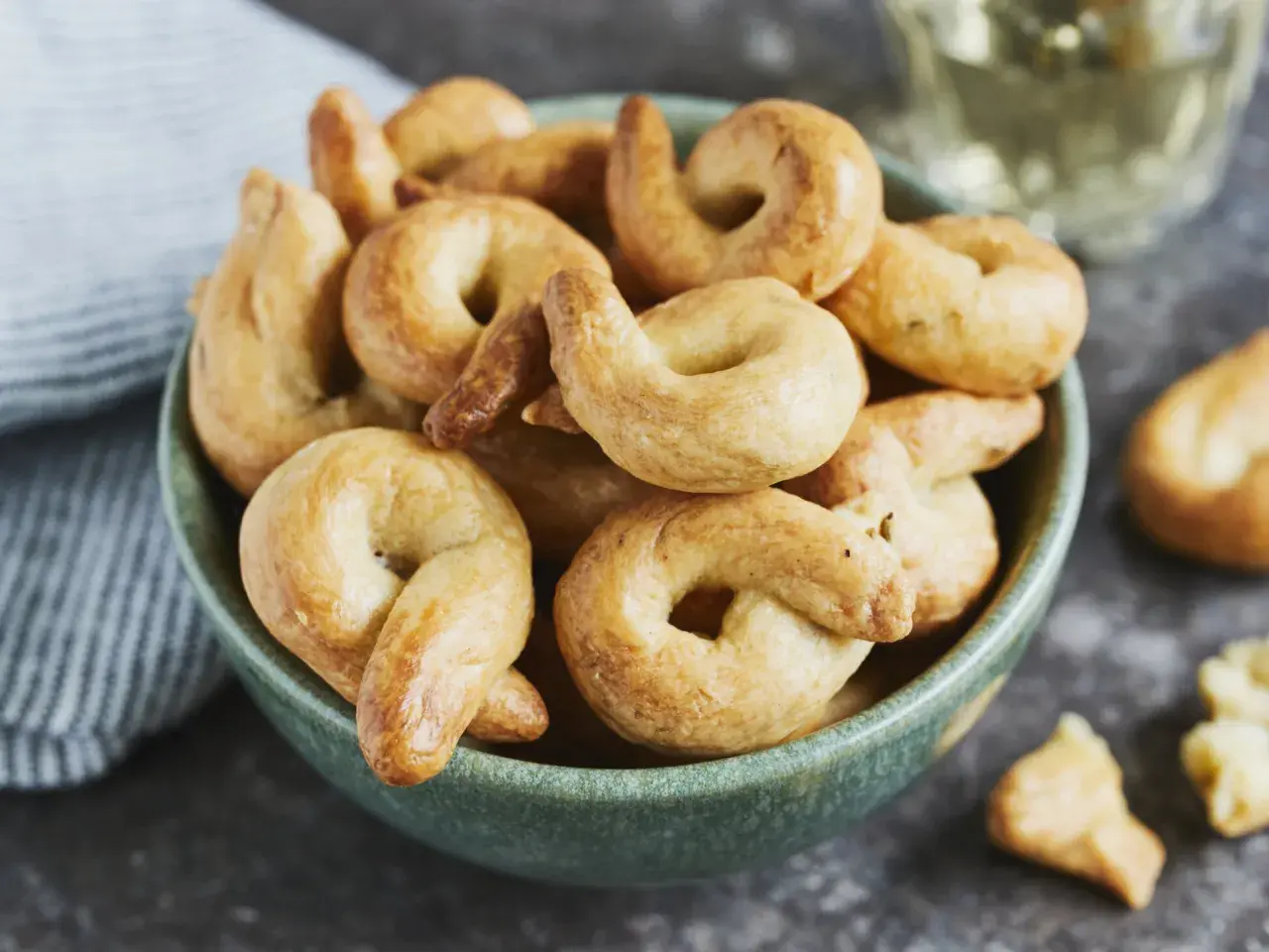 Schüssel mit knusprigen Taralli, perfekt für ein einfaches Taralli Rezept.