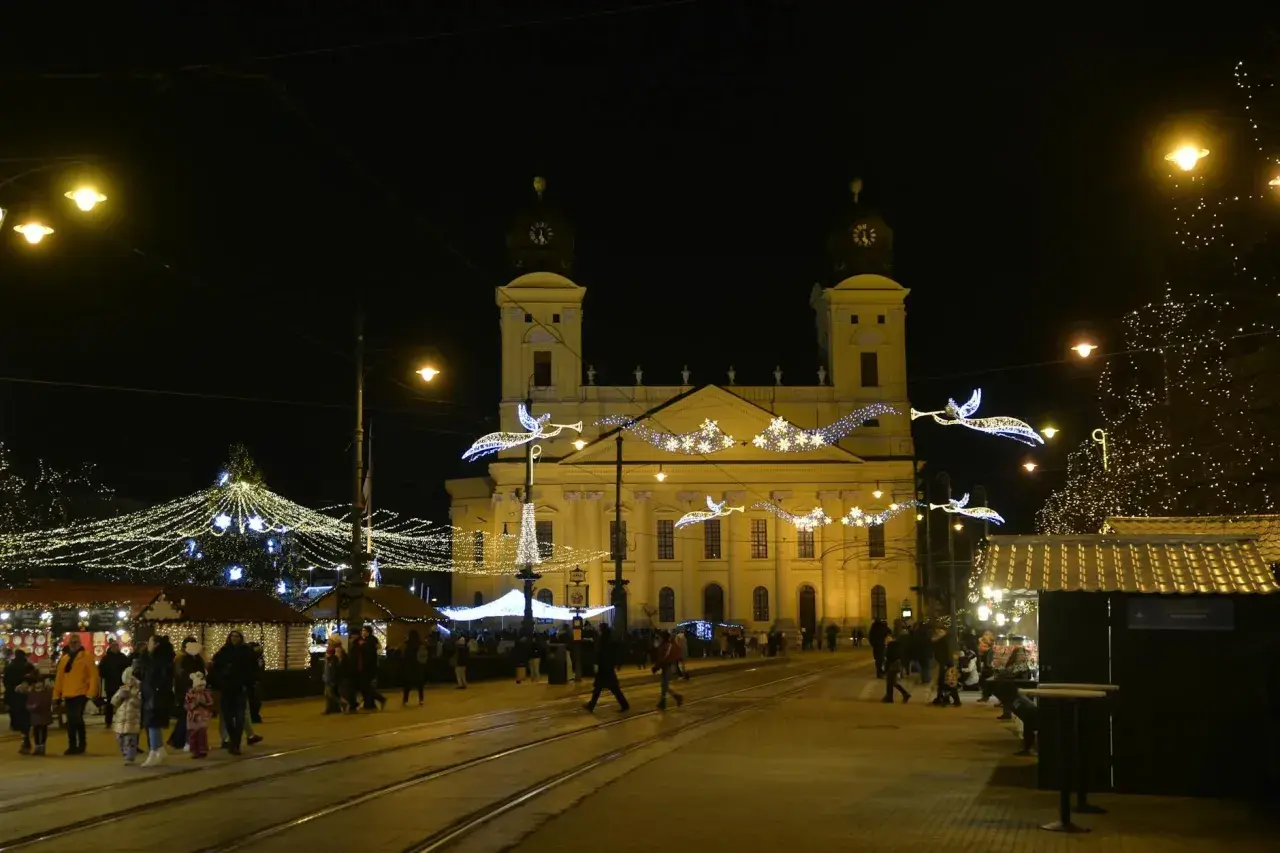 Nocny jarmark w Debreczynie. Plac przed kościołem Reformowanym, udekorowany świątecznymi iluminacjami, przyciąga tłumy.