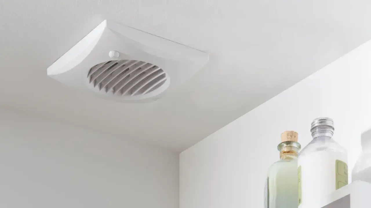 Ventilatore da soffitto bianco con pale elicoidali, discreto e funzionale per un ambiente fresco.