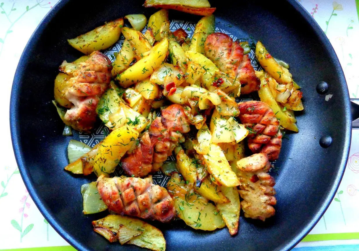 Pieczona biała kiełbasa z ziemniakami i koperkiem na patelni. Proste przepisy Joli.