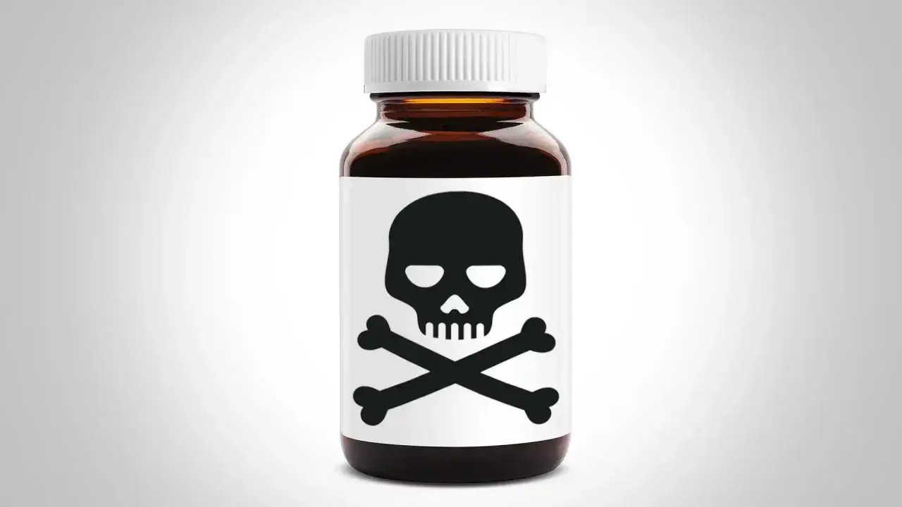 Brun medicinflaska med dödskallesymbol. Kan orsaka hallucinationer av medicin.