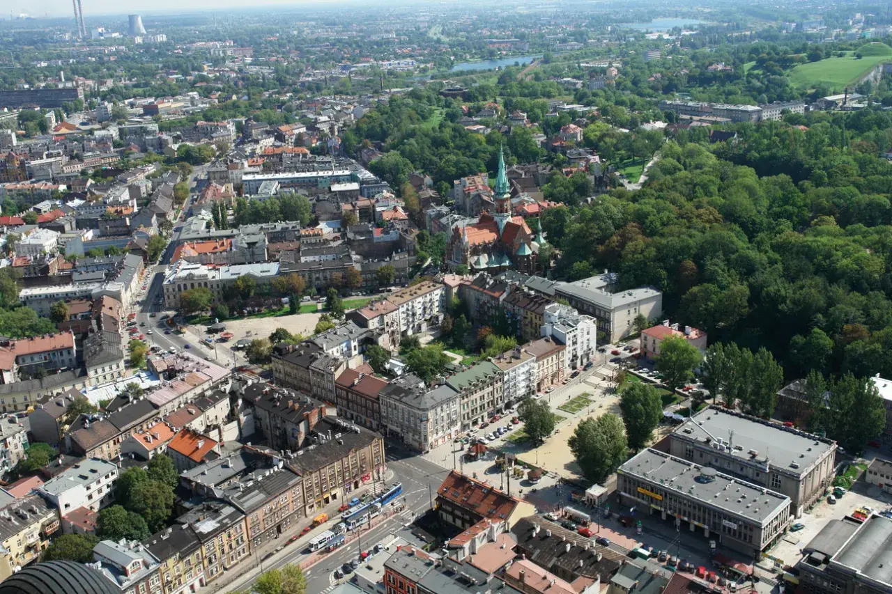 Widok z lotu ptaka na zabytkowe kamienice i kościół na krakowskim Podgórzu.