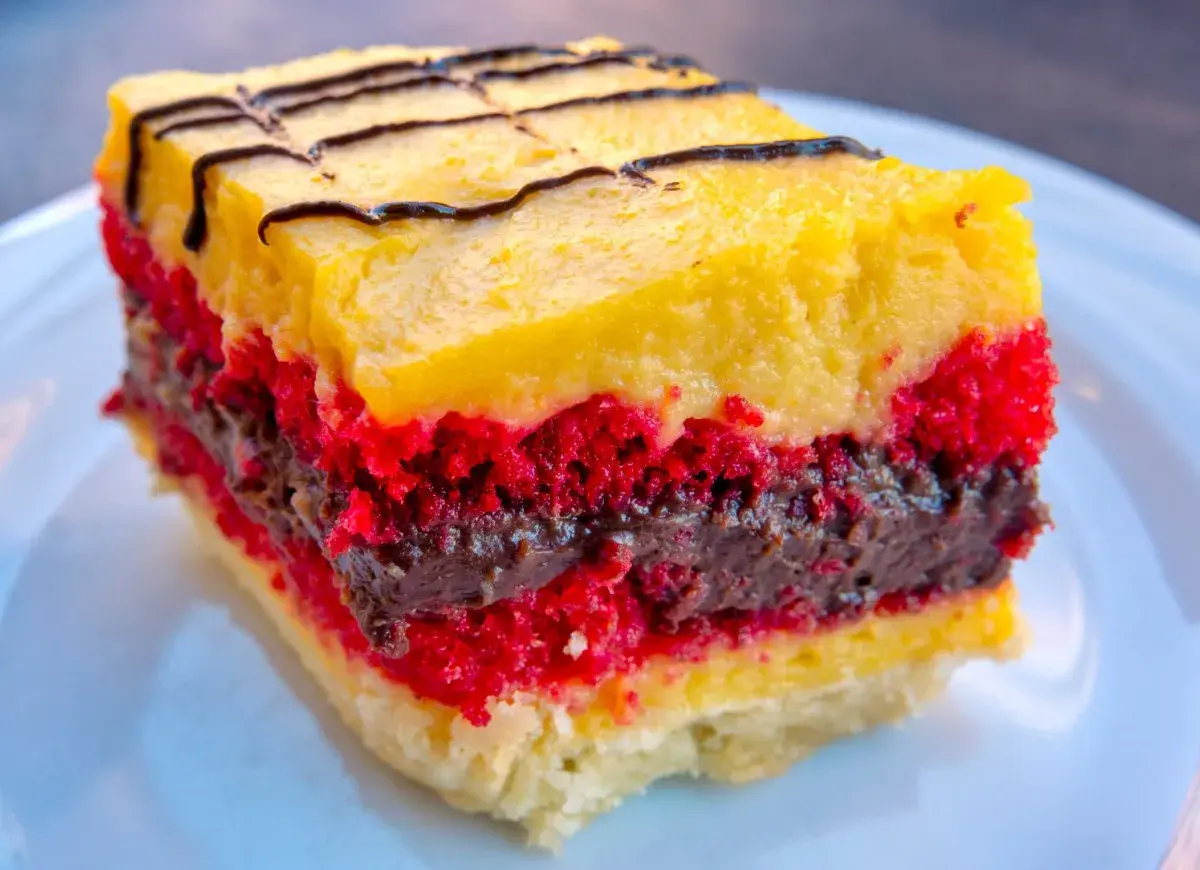 Kolorowy deser z warstwami ciasta, kremu i czekolady. Idealny przepis na zuppa inglese, który zachwyci każdego.