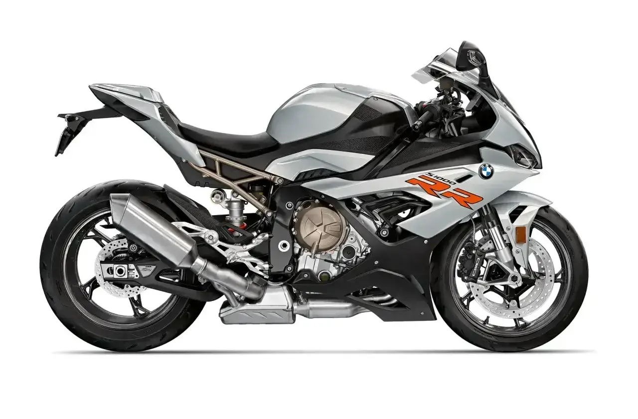 Srebrny motocykl sportowy BMW S1000RR z 2015 roku, gotowy do jazdy.