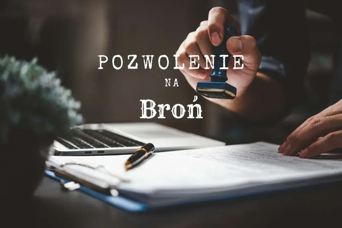 Dłoń z pieczątką nad dokumentami, symbolizująca różne rodzaje pozwoleń na broń. Obok laptop i długopis.