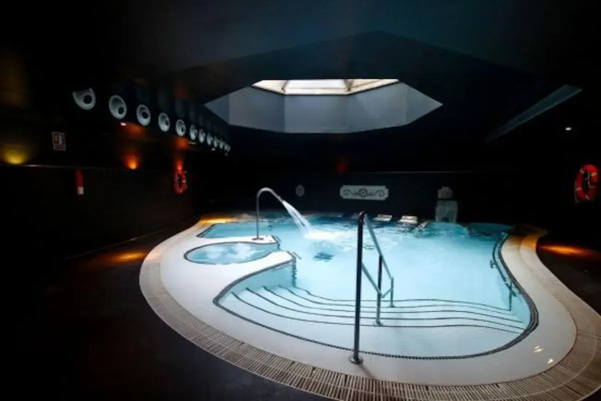 Relájate en el balneario de la Alameda, con su piscina de aguas cálidas y cascada.
