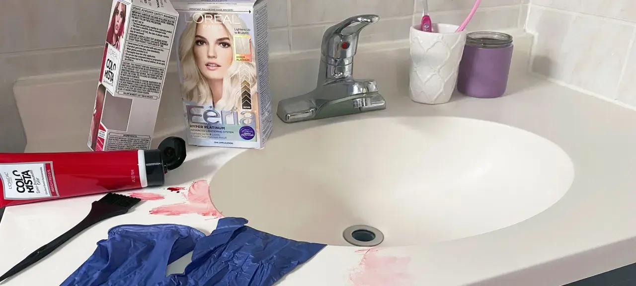 Kit para quitar tinte de pelo rojo del lavabo. Guantes, brocha y tubos de tinte L'Oréal Colorista y Féria.