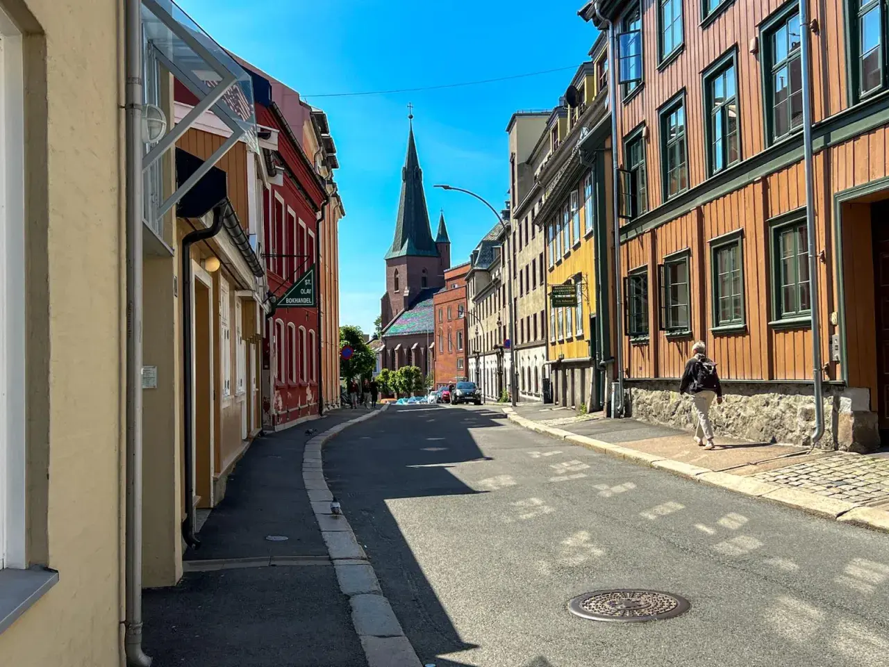 Spacerem po urokliwej uliczce w Oslo, idealnej na weekendowy wypad. W oddali widać kościelną wieżę.