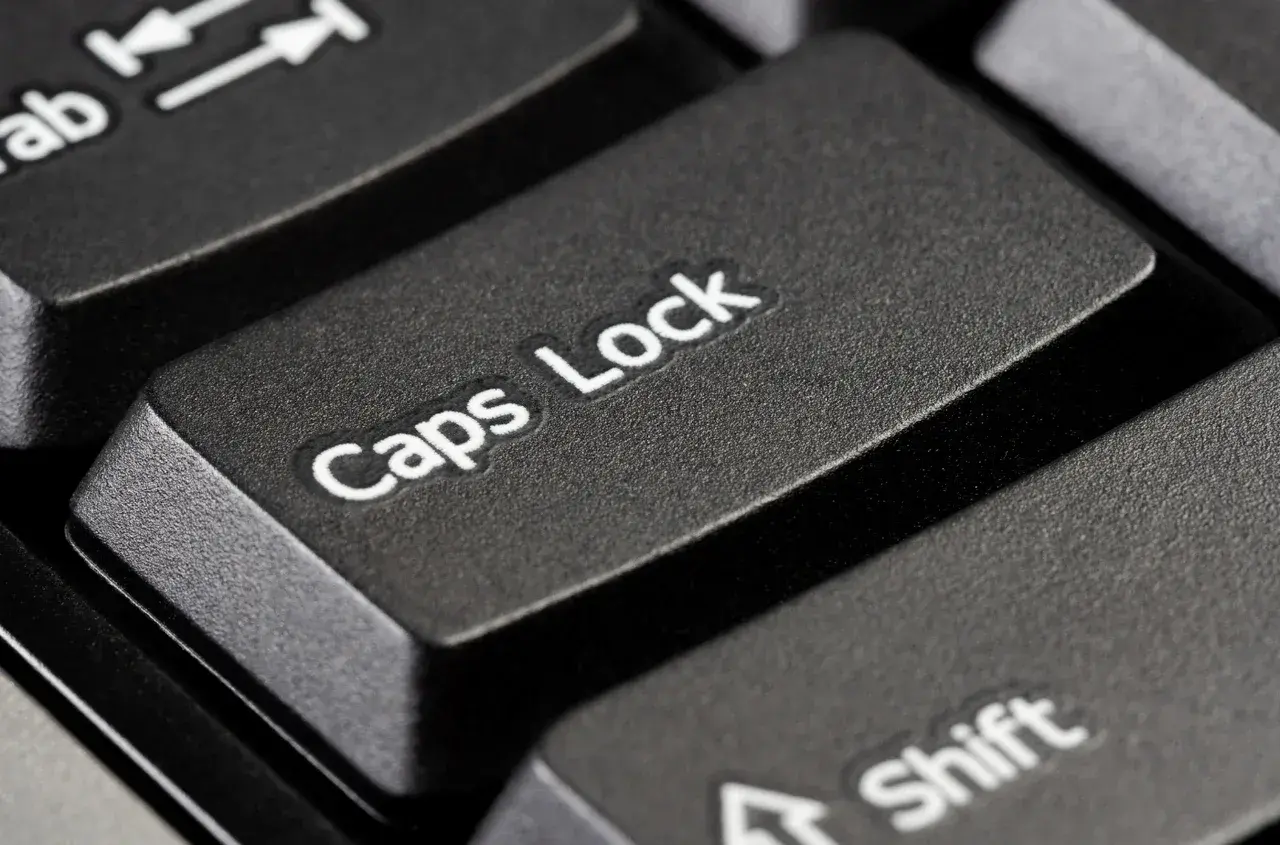 Klawisz Caps Lock na klawiaturze. Czasem zapominamy go wyłączyć i piszemy WIELKIMI LITERAMI.