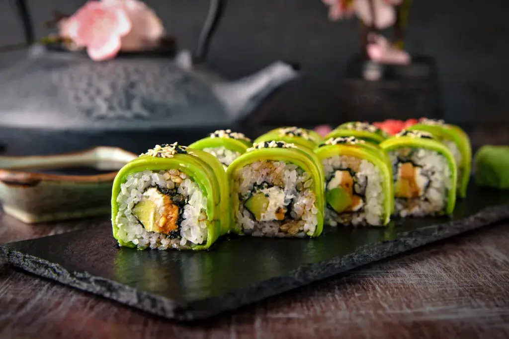 Jak zrobić sushi w domu? Krok po kroku do idealnych rolek!