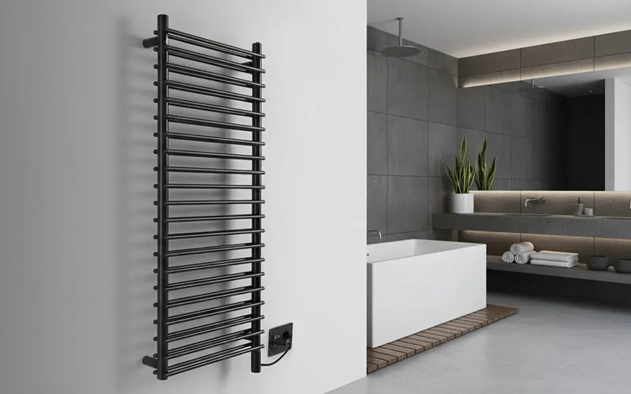 Elegante scaldasalviette nero, parte di un moderno impianto di riscaldamento in un bagno di lusso con vasca e lavabo.