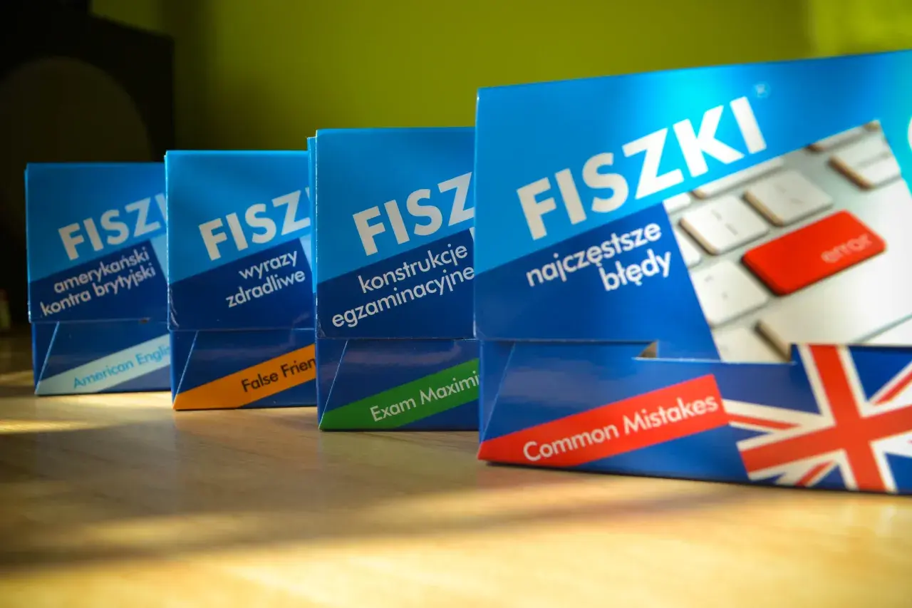 Fiszki wydawnictwa Cztery Głowy: amerykańskie kontra brytyjskie, wyrazy zdradliwe, konstrukcje egzaminacyjne, najczęstsze błędy.