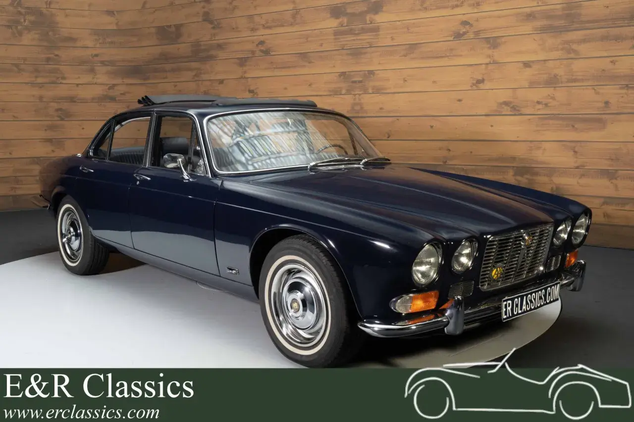 Mörkblå Jaguar XJ6 till salu, en klassiker med tidlös elegans. Perfekt för dig som söker en lyxig och stilfull bil.