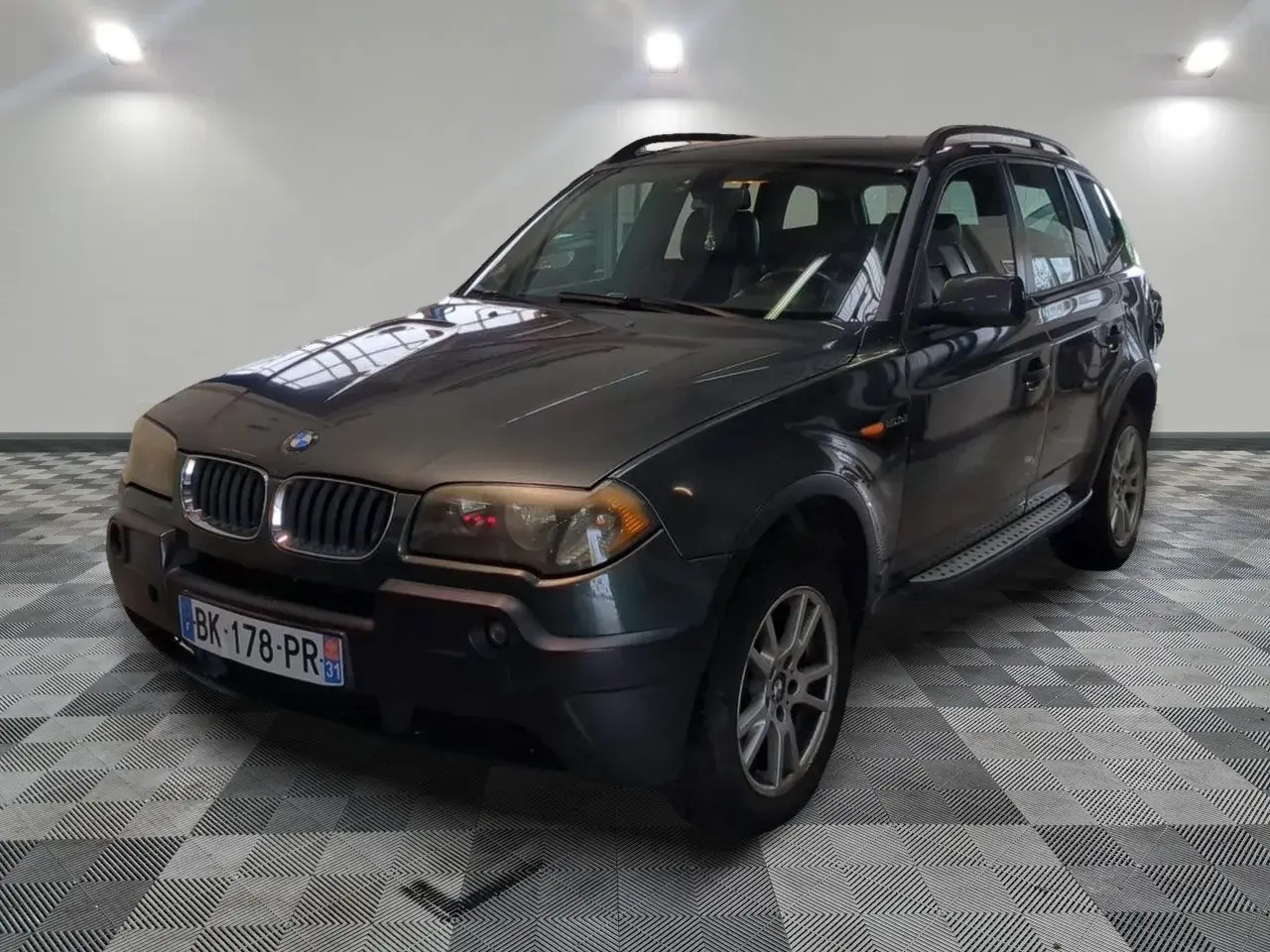 BMW X3 2.0d 150cv, un SUV oscuro con matrícula BK-178-PR, listo para enfrentar sus problemas.