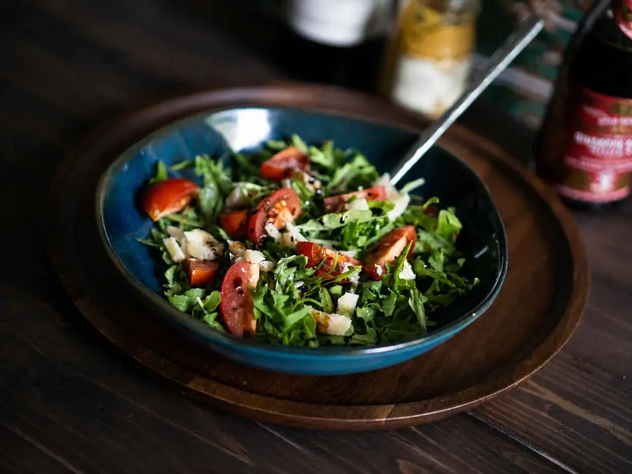 Frischer Rucola Salat mit Tomaten und Parmesan, beträufelt mit Balsamico. Ein Genuss für jeden Tag.