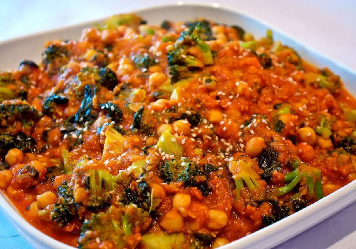 Pyszne curry z ciecierzycy z brokułami w pomidorowym sosie, posypane sezamem. Idealne na szybki obiad.