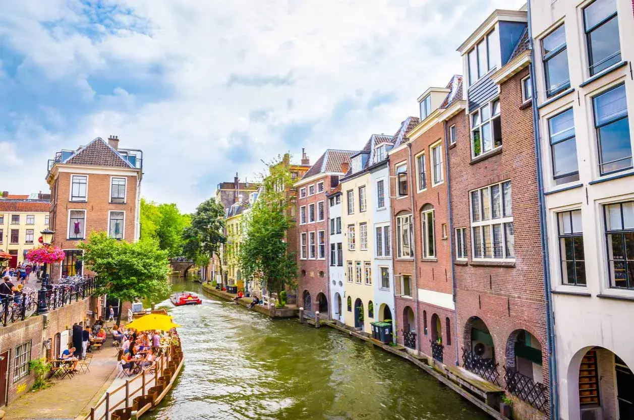 Utrecht geheimtipps: malerische Grachten mit Cafés und Booten, umgeben von historischen Häusern.
