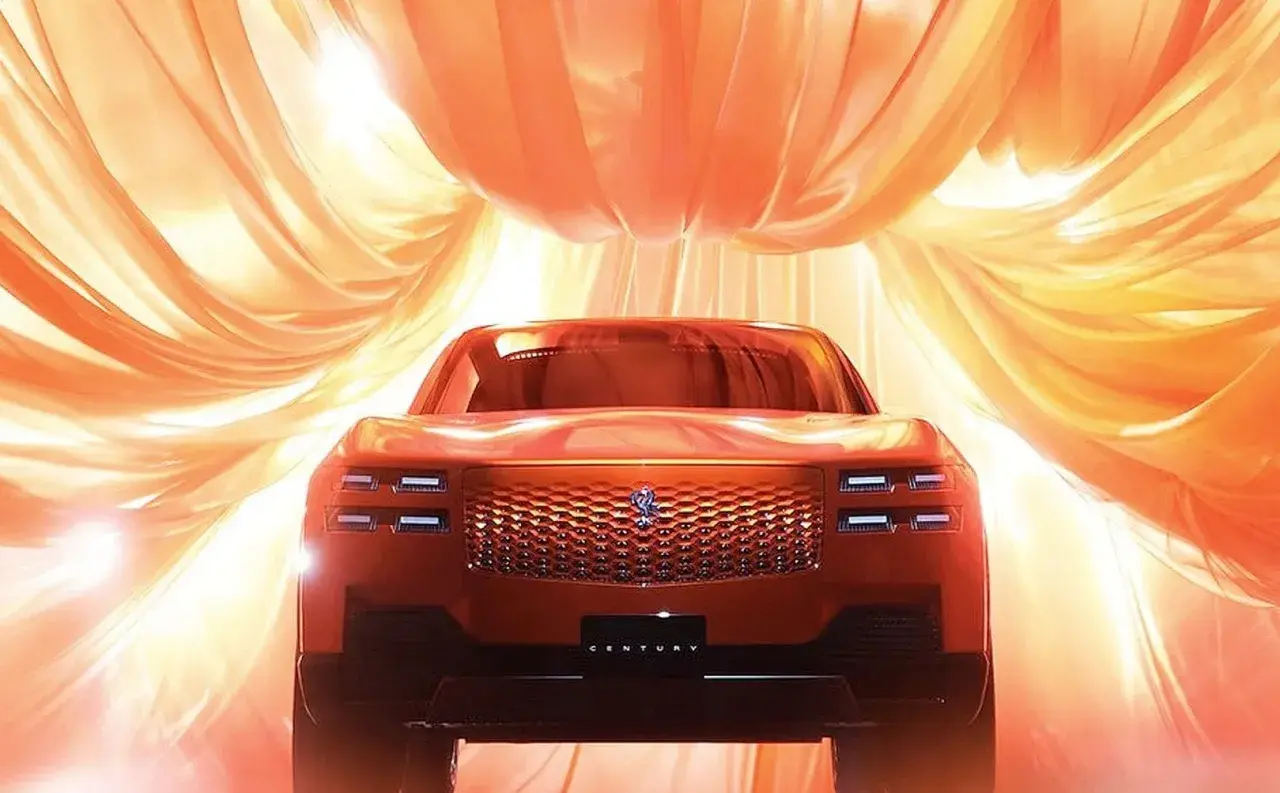 Nowy Toyota Century w pomarańczowym odcieniu, otoczony falującymi, złotymi tkaninami, prezentuje swoją luksusową kratę i reflektory.