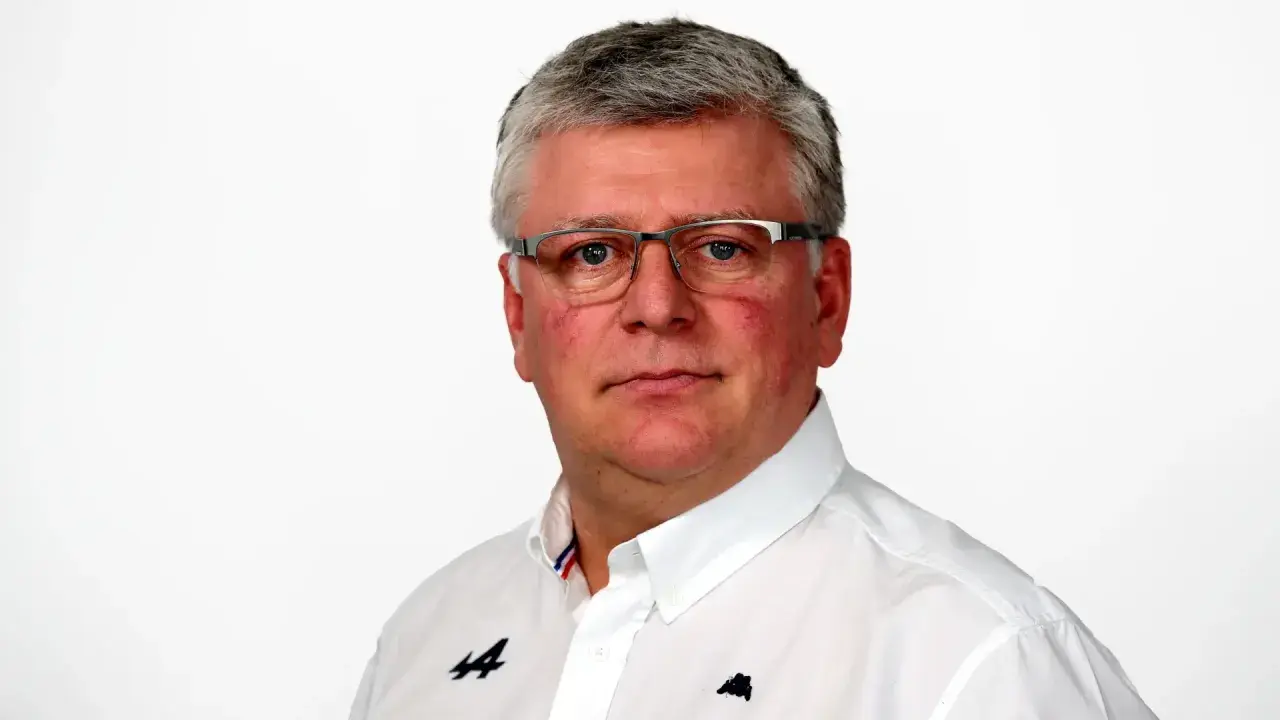 Otmar Szafnauer, con gafas y camisa blanca con logo de Alpine, mira fijamente.