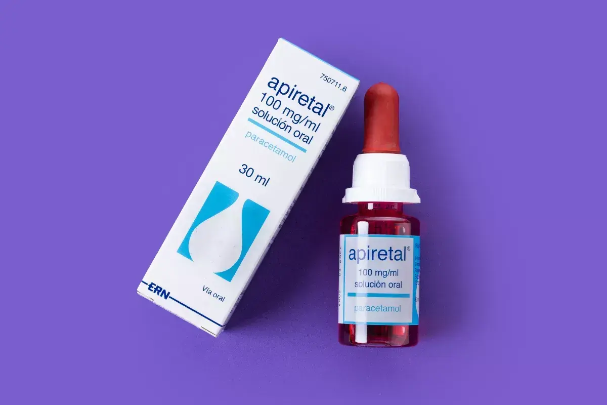 Caja y frasco de Apiretal, solución oral de paracetamol. Se puede dar Apiretal para dolor de barriga.