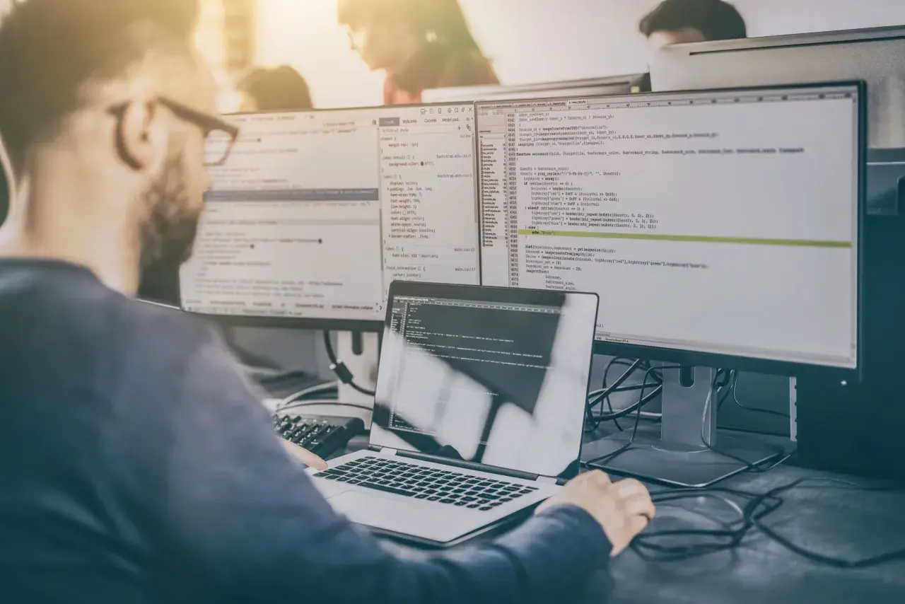 Programista analizuje kod, przygotowując się do pytań rekrutacyjnych tester.